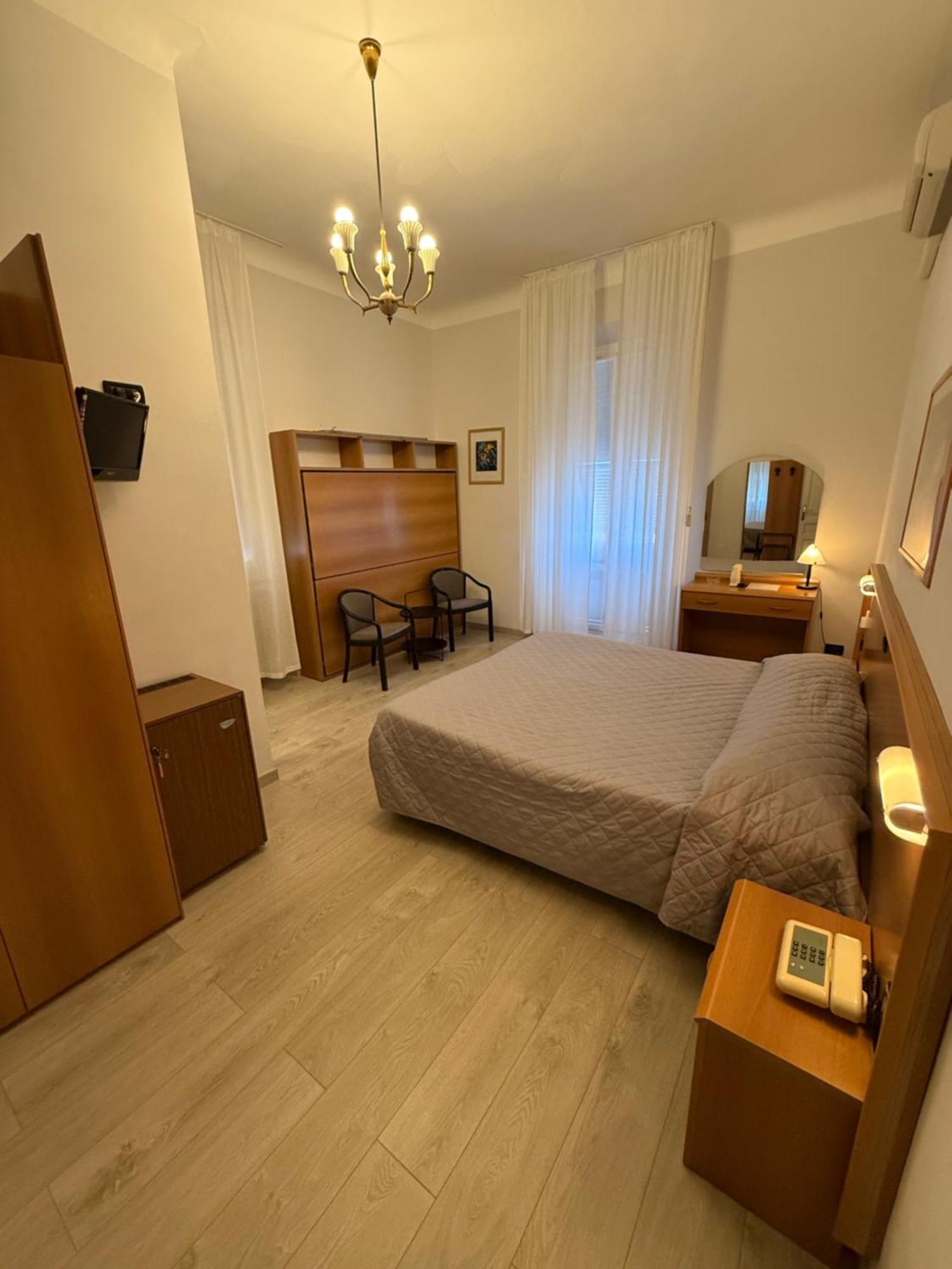 Hotel Fiorenza & Banksia Meuble Алассіо Екстер'єр фото
